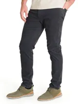 Pantalón de corte moderno confeccionado en tejido de cotelé (pana) con tecnología Natural Flex para mayor movilidad. Presenta cierre de botón y cremallera, con diseño de cinco bolsillos.