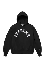 Hoodie negro de algodón con diseño de arco con la palabra Supreme estampada en blanco en el pecho y logo de Champion bordado en la manga.