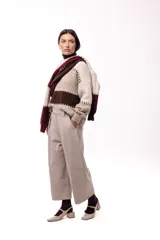 Pantalon de corte amplio y silueta relajada, color chocolate, con cintura alta, pinzas delanteras y bolsillos laterales.