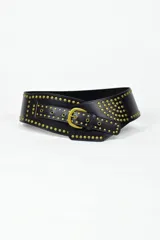 Faja de cuero sintético negro de ancho considerable, decorada con tachas y remaches metálicos dorados, hebilla dorada y presilla integrada.
