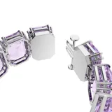 Pulsera rígida con cristales morados de talla octogonal engarzados en montura plateada con baño de rodio.