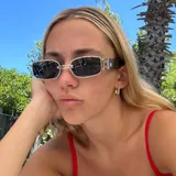 Lentes de sol con marco rectangular de estilo moderno y minimalista, con protección UV400.