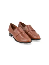 Mocasines de cuero color suela con diseño clásico de pala lisa y suela plana de goma negra.