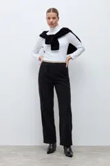Pantalón tipo jogger de corte recto y textura acanalada, con cintura elástica y detalle de vivo en contraste en la parte superior.