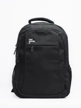 Mochila negra con logo Forum Industries Co. estampado en blanco. Cuenta con múltiples compartimentos con cierre, dos bolsillos laterales de red y asa de mano acolchada.