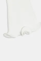 Chaqueta de punto rib color blanco, con cuello redondo, manga larga con acabado ondulado en los puños y cierre frontal con botones.