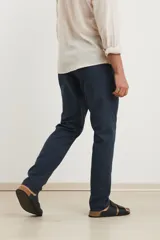 Pantalón de corte recto, color azul marino, confeccionado en 50% algodón y 50% lino.
