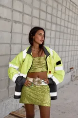 Falda corta de lentejuelas color verde, con diseño ajustado y tiro medio.