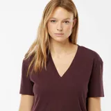 Camiseta de manga corta color borgoña con cuello de pico.