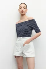 Short de tiro alto color azul marino, confeccionado en tejido tweed, con dos bolsillos frontales y cintura elástica.