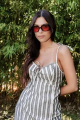 Minivestido de algodón y lino a rayas verticales blancas y grises con mini bordados. Tiene elástico en la espalda, tirantes finos y tajos en el frente.