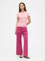 Remera color beige claro, de punto canalé con cuello redondo y mangas cortas. Corte ajustado al cuerpo.