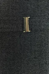 Vestido midi de sarga con cuello perkins y diseño sin mangas. Presenta un cinturón ajustable del mismo tejido con hebilla metálica dorada y cierre de cremallera oculto.