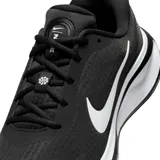 Championes Nike Journey Run negros con logo blanco, capellada de malla engineered para sujeción y transpirabilidad. Cuentan con acolchado extra en el talón y puntos suaves en lengüeta y cuello para comodidad prolongada gracias a la amortiguación ComfiRide. Suela de goma para agarre seguro. Fabricados con al menos 20% de material reciclado.