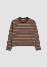 Remera de manga larga con diseño a rayas horizontales en tonos marrón y gris, con cuello redondo en color marrón sólido.