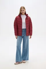 Campera negra de nylon con capucha y cierre frontal.