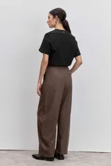 Remera negra de manga corta y cuello redondo, de corte holgado.