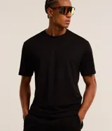 Remera deportiva de hombre color negro, con cuello redondo y manga corta, de diseño liso y holgado.