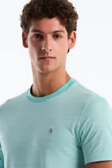 Remera de manga corta y cuello redondo en tono verde menta, con patrón de rayas sutiles en tejido jacquard y bordado del logo de un pingüino en el pecho.