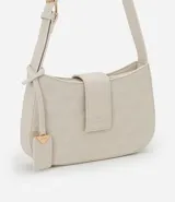 Bolso tipo baguette pequeño de color blanco hueso, con textura acolchada en patrón de rombos. Presenta un cierre principal con solapa y broche oculto, correa ajustable y un colgante rectangular decorativo en el lateral.