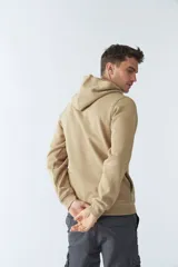 Buzo canguro de felpa gris oscuro con capucha ajustable, manga larga, bolsillo canguro y logo estampado en el pecho.