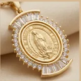 Cadena de eslabones tipo cuerda con dije de medalla milagrosa enmarcado por circonias brillantes y detalles en forma de abanico.