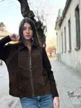 Campera marrón de cuero y lana con cierre frontal y cuello camisero.