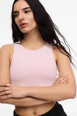 Top deportivo color rosado, con escote a la base, copas removibles y largo a la cintura.