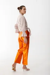 Pantalón recto de tiro medio, corte wide leg y acabado metalizado color fucsia.