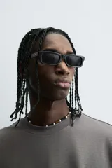 Camiseta celeste de corte holgado, cuello redondo y manga corta.