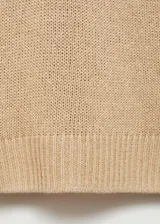 Jersey de punto fino en color beige, con cuello barco y manga larga. Presenta un diseño recto y minimalista, confeccionado en una mezcla de viscosa y lino.
