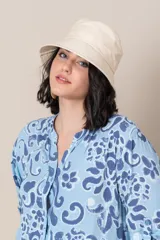 Gorro piluso color beige con pespuntes.