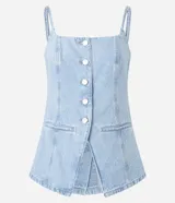 Chaleco largo de jean con escote recto, breteles finos ajustables y cierre frontal con botones. Presenta un corte acinturado con pences, bolsillos delanteros decorativos y ruedo en punta.