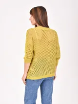 Buzo de punto calado color verde lima, con escote en V y mangas 3/4.