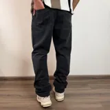 Pantalón de jean celeste de corte amplio, estilo baggy.