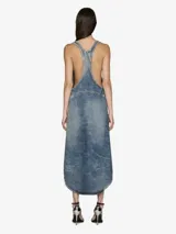 Vestido largo de denim sin elasticidad, con efecto desteñido y arrugado. Presenta cuello redondo, recorte con detalle de logotipo en el pecho, bajo redondeado y espalda baja estilo nadador.