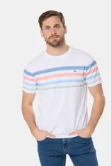 Remera de manga corta color blanco con diseño de rayas horizontales en tonos pastel en el pecho y cuello redondo.