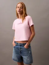Remera rosa de algodón con elastano, corte slim, cuello redondo y logo de Calvin Klein bordado en el pecho.