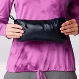 Campera acolchada de plumón con cierre frontal completo, cuello alto y diseño liviano. Cuenta con bolsillos laterales con cierre y puños elásticos para mayor protección contra el frío.