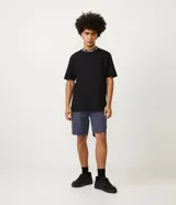 Bermuda de sarga color verde militar, corte recto, con bolsillos laterales y traseros. Marca Blue Steel.