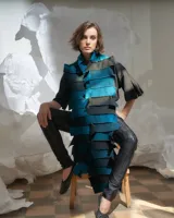 Bufandón de lana merino afieltrada color azul y negro, formado por piezas horizontales unidas que generan una textura continua.