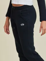 Pantalón tipo babucha de algodón y poliéster, color gris melange, con cintura elástica ajustable mediante cordón, bolsillos laterales y cierres en los tobillos.