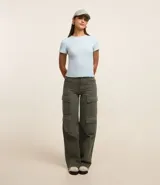 Blusa básica de manga corta, cuello redondo y textura sutil, confeccionada en viscosa con elastano. El bajo de la prenda es ondulado.