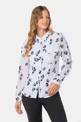 Blusa tipo camisa blanca de manga larga con botones nacarados ocultos con cartera. Tela suave y sedosa con doble capa en el frente para evitar transparencias.