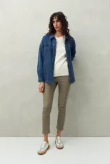 Pantalón chupín de tiro medio con textura similar al denim, en color beige claro.