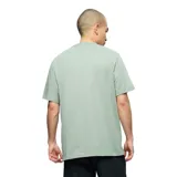 Remera de manga corta color verde menta, con cuello redondo y bolsillo aplicado en el pecho.