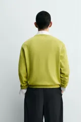 Sweater de punto regular fit, color verde, con cuello redondo y manga larga. Puños y dobladillo en rib.