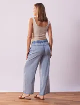 Pantalón cargo celeste de lyocell, con pretina elastizada con lazo de ajuste, bolsillos delanteros y laterales.