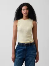 Musculosa marrón oscura de tejido pointelle, con cuello redondo y ribetes con terminación en ondas.
