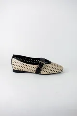 Guillerminas flat de ecocuero color beige con diseño calado en rombos y detalles en negro charol en la puntera y tira con hebilla dorada.